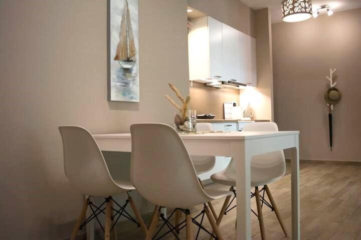 Chic And Minimal Close To Thissio Metro *