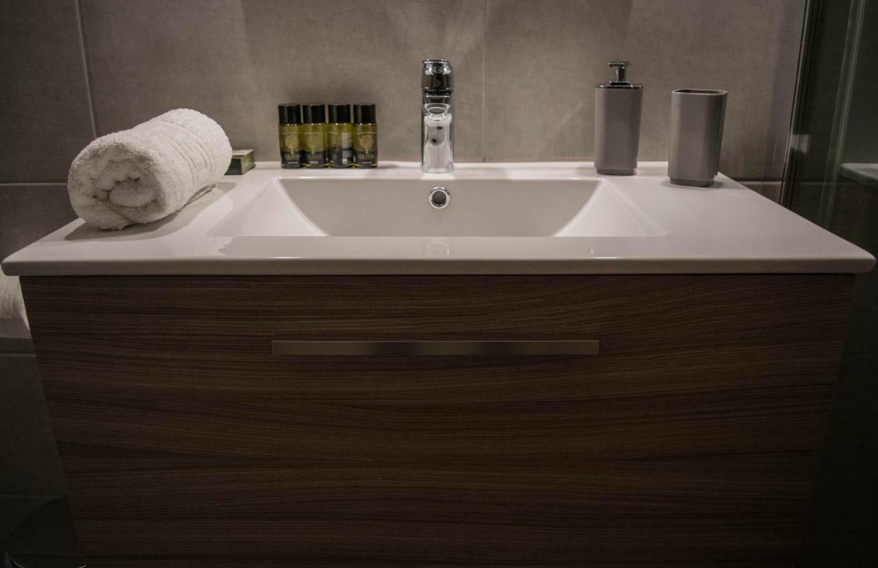 Chic And Minimal Close To Thissio Metro