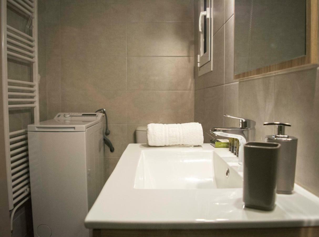 Chic And Minimal Close To Thissio Metro *